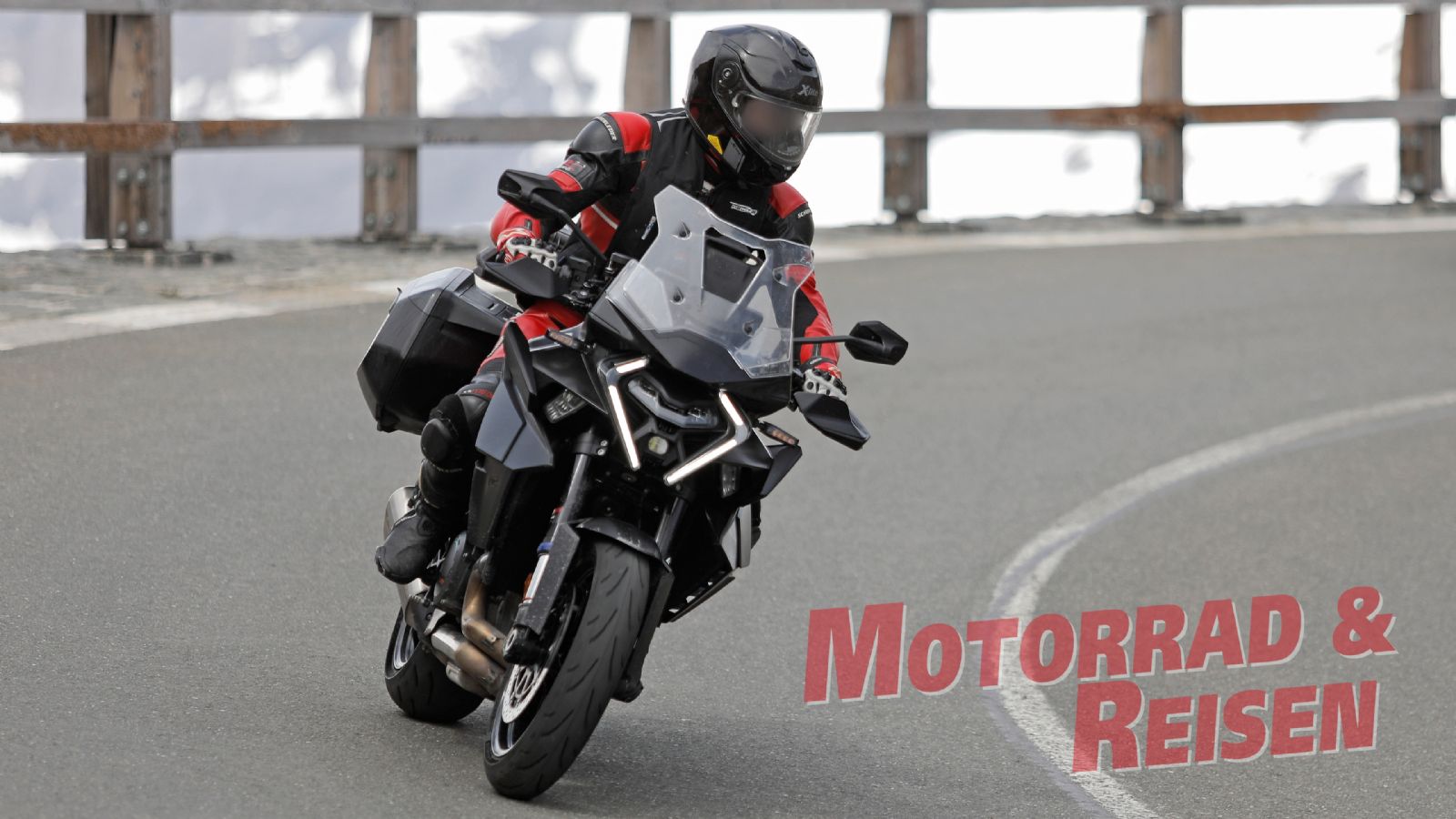 Η KTM ετοιμάζει την ανανεωμένη έκδοση της 1390 Super Duke GT για το 2026 και ήδη ένα πρωτότυπο χωρίς καμουφλάζ εντοπίστηκε στις ¶λπεις.